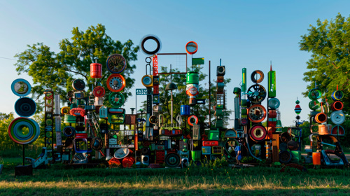 Skulpturen-Arrangement Upcycling Arrangement upcycling-Kunst upcycling-Fantasie im Skulpturen-Park Malxe